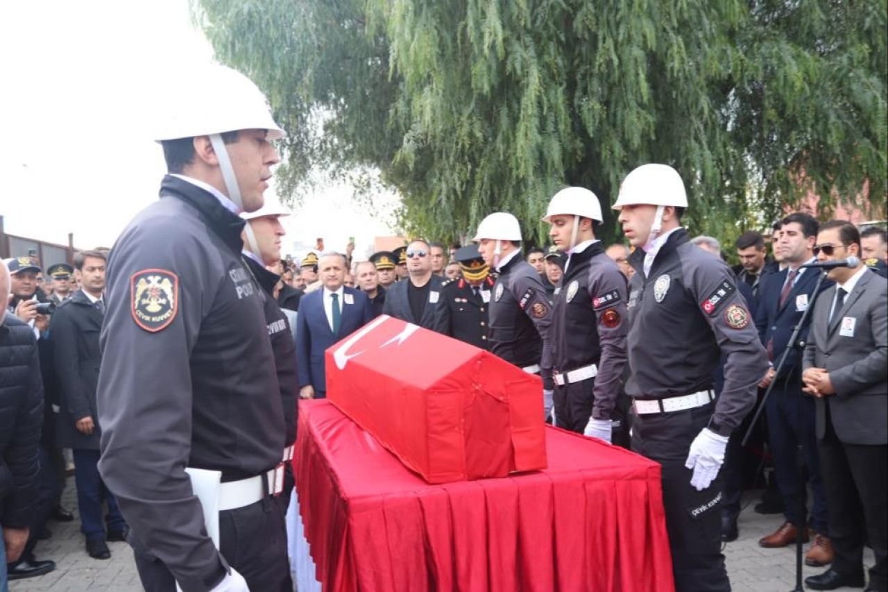 Şehit cenazesinde gözyaşları sel oldu! Babasına son bakışı yürekleri dağladı - 1. Resim