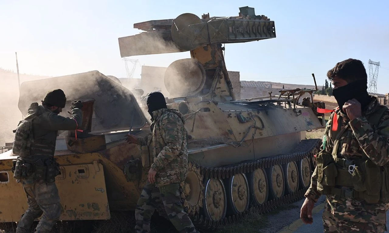 Suriye'de son durum! Stratejik köprü yerle bir edildi: Muhalifler Humus'a ilerliyor - 1. Resim