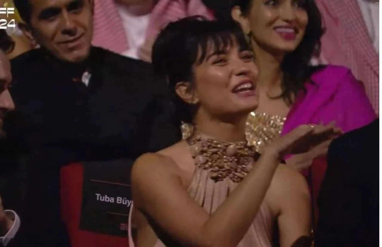 Tuba Büyüküstün makyajsız video paylaştı! Sevenleri yorum yağdırdı