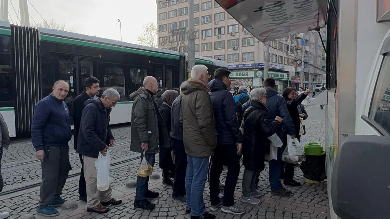 Aldığı hisseler çakılınca, patron gitsin diye lokma dağıttı