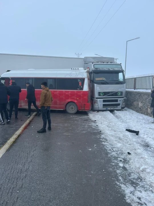 Bitlis'te zincirleme kaza! 25 araç birbirine girdi: Çok sayıda kişi yaralandı