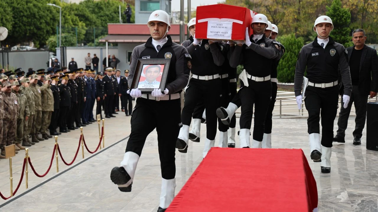 Şehit polis memuru Mustafa Akgül'e gözyaşlarıyla veda