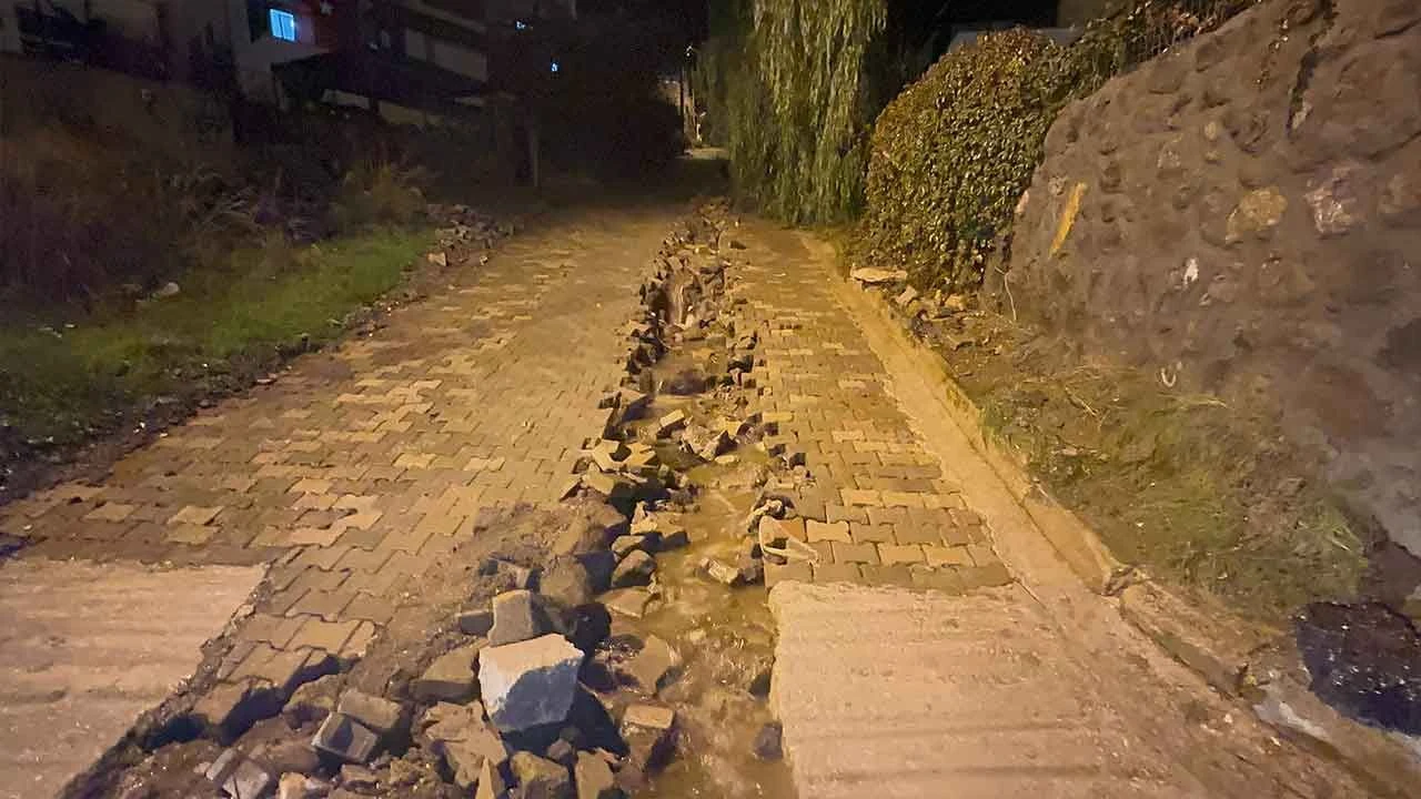 Bodrum'u sağanak vurdu, ilçe sular altında kaldı