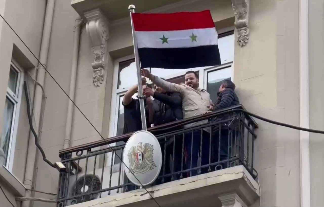 Esad devrildi, Türkiye'deki Suriyeliler sokaklara döküldü! Ellerinde bayraklarla kutlama yaptılar - 4. Resim