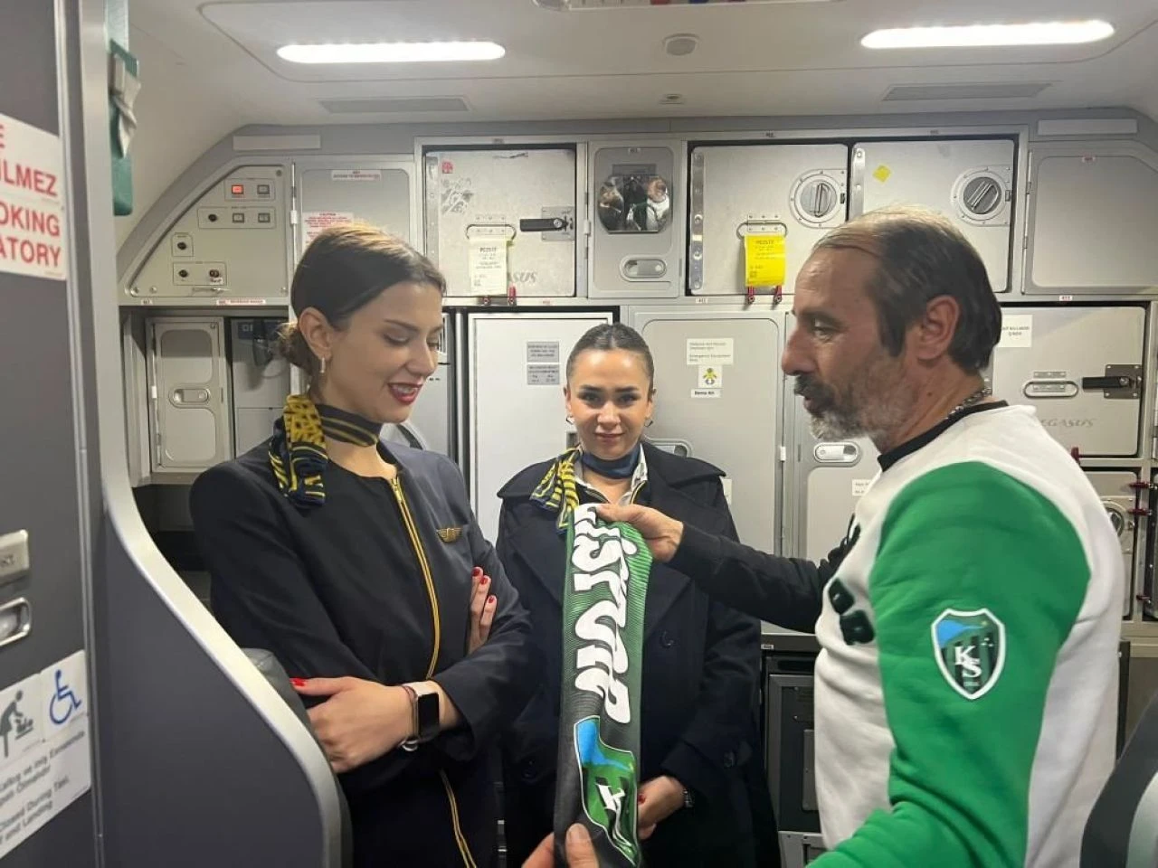 Galibiyet sonrası uçakta renkli görüntüler: Hodri Meydan’dan hostes Zeynep’e özel beste! - 2. Resim