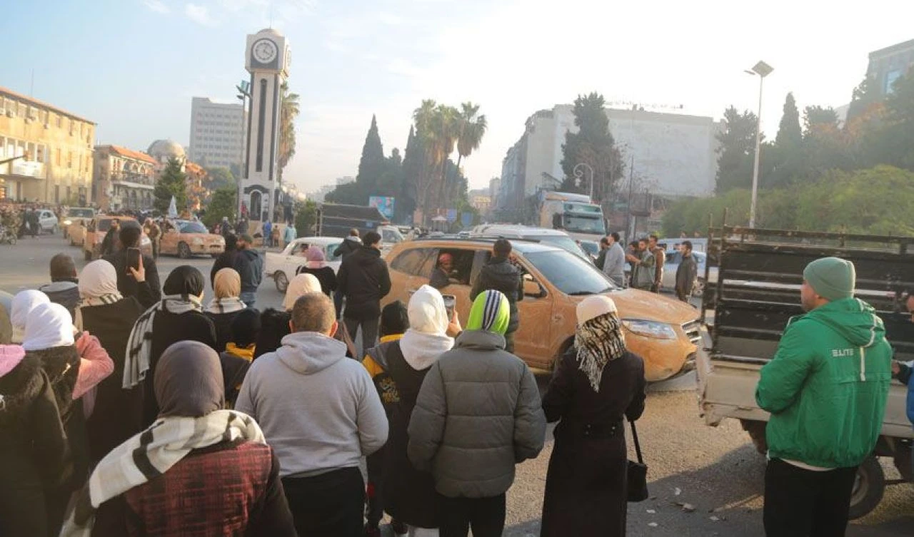 Suriye'de muhaliflerin zaferi halkı sokağa döktü! Esad'ın yıkılışı kutlanıyor - 2. Resim