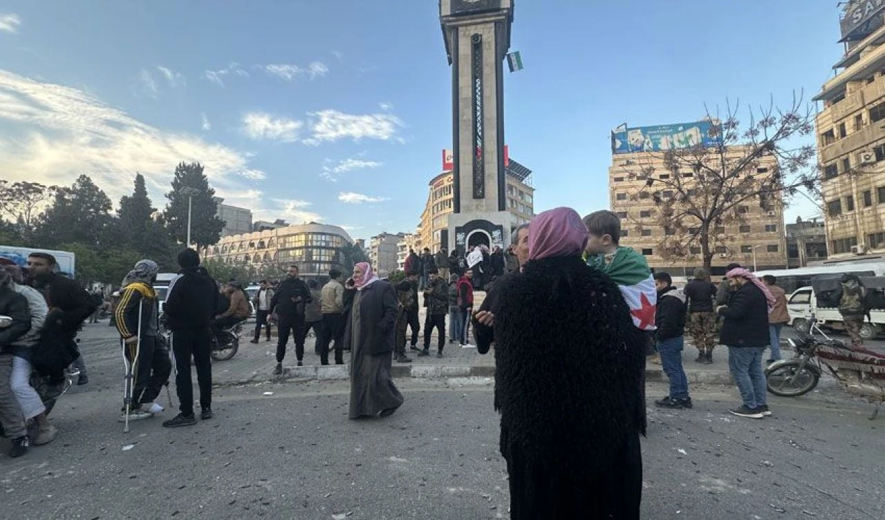 Suriye'de muhaliflerin zaferi halkı sokağa döktü! Esad'ın yıkılışı kutlanıyor - 4. Resim