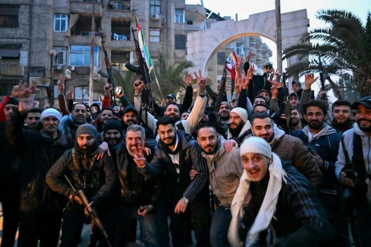 Suriye'de muhaliflerin zaferi halkı sokağa döktü! Esad'ın yıkılışı kutlanıyor - 5. Resim