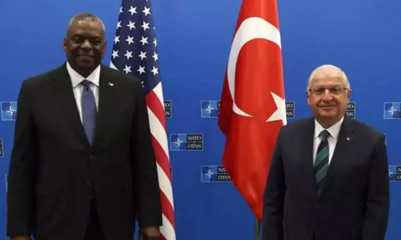 Suriye'deki devrimin ardından Türkiye'den ilk temas! Bakan Güler, ABD'li mevkidaşıyla görüştü - 1. Resim