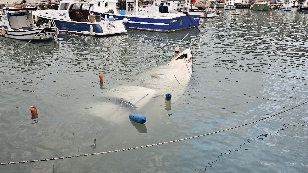 Çanakkale'de fırtınada tekne battı! Kuvvetli rüzgar her şeyi önüne kattı: Ekipler kurtarma çalışmalarına başladı