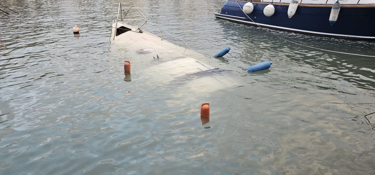 Çanakkale'de fırtınada tekne battı! Kuvvetli rüzgar her şeyi önüne kattı: Ekipler kurtarma çalışmalarına başladı - 1. Resim