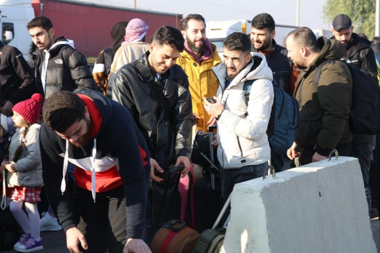 Cilvegözü Sınır Kapısı'nda geri dönüş yoğunluğu! '14 yıl bu anı bekledik' - 1. Resim