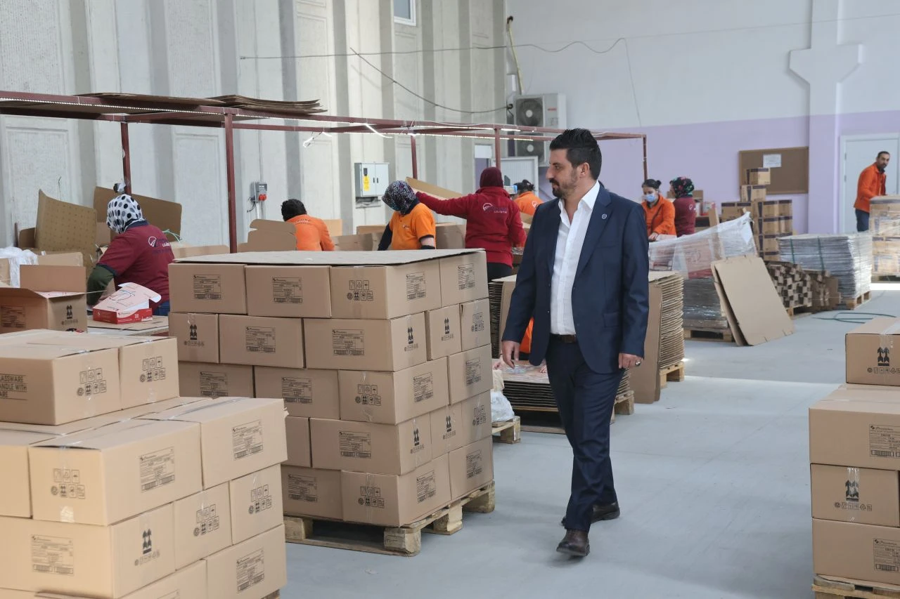 Eşinin tek bileziğiyle iş kurdu şimdi 750 kişiye istihdam sağlıyor