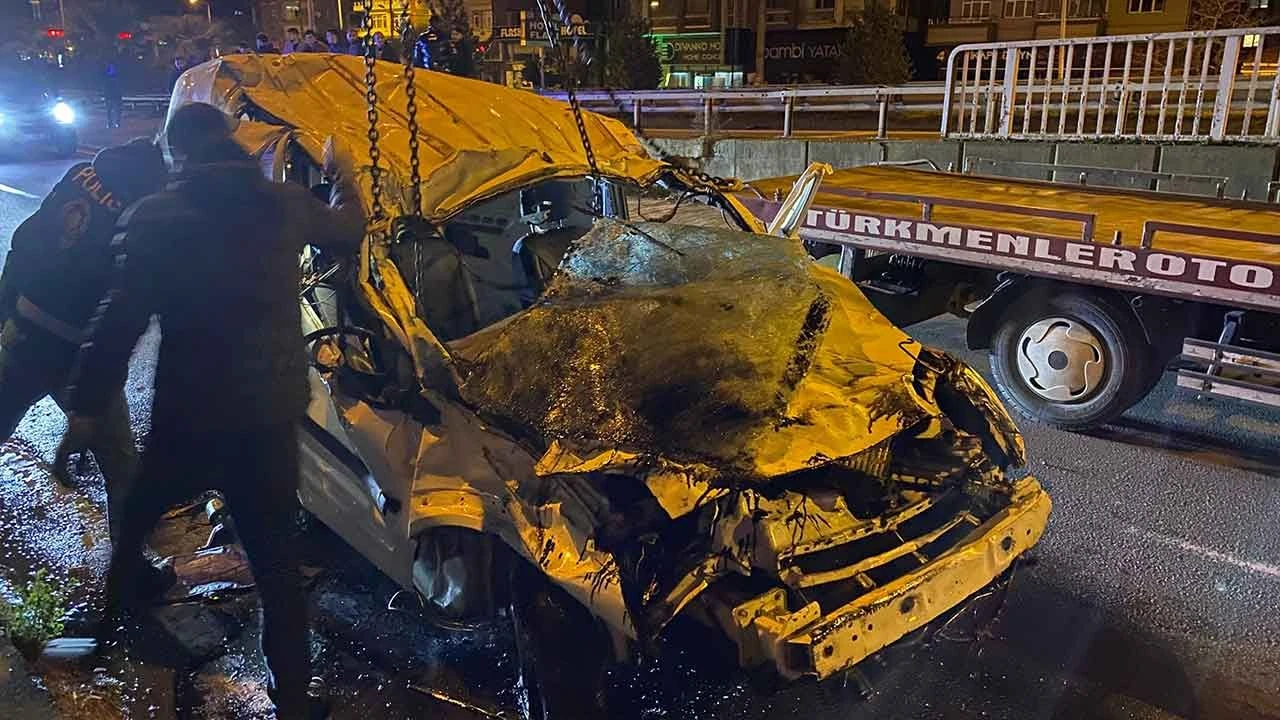 Hopa’da feci kaza! Kontrolden çıkan araç dereye uçtu: Ölü ve yaralılar var