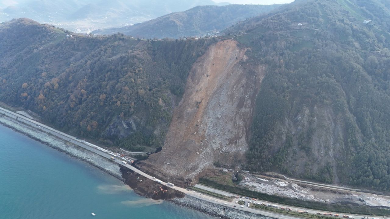 Kahreden haberler peş peşe geliyor! Artvin'de heyelan altında kalan 4 kişinin cansız bedenine ulaşıldı