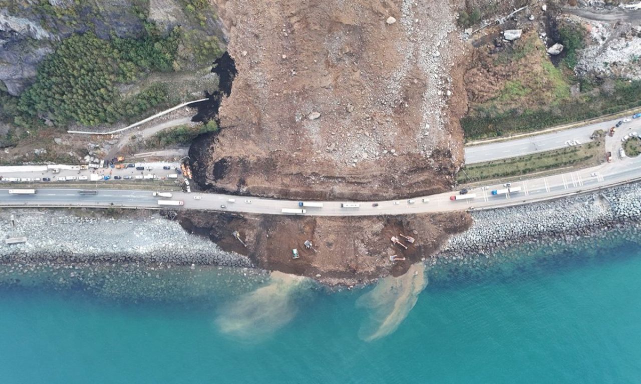 Kahreden haberler peş peşe geliyor! Artvin'de heyelan altında kalan 4 kişinin cansız bedenine ulaşıldı - 1. Resim