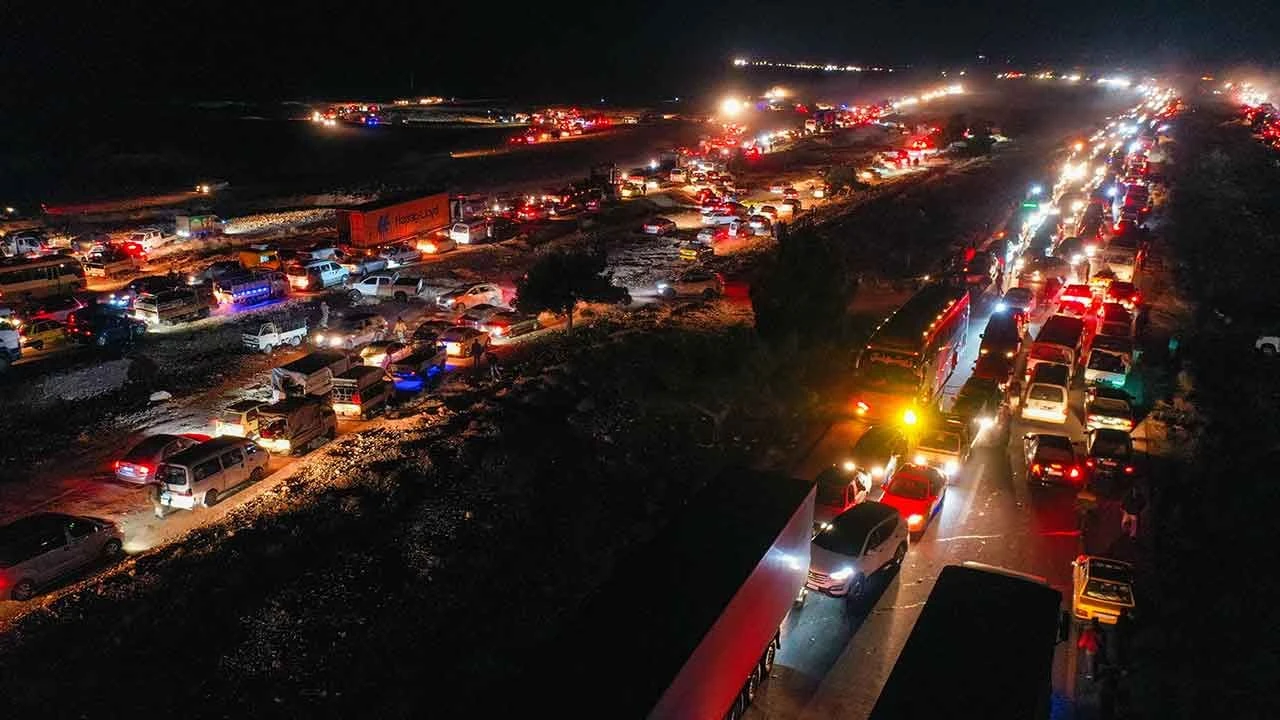Suriye'de 61 yıllık rejim çöktü, Şam'a dönüş başladı: Kuyruğun sonu gözükmüyor!