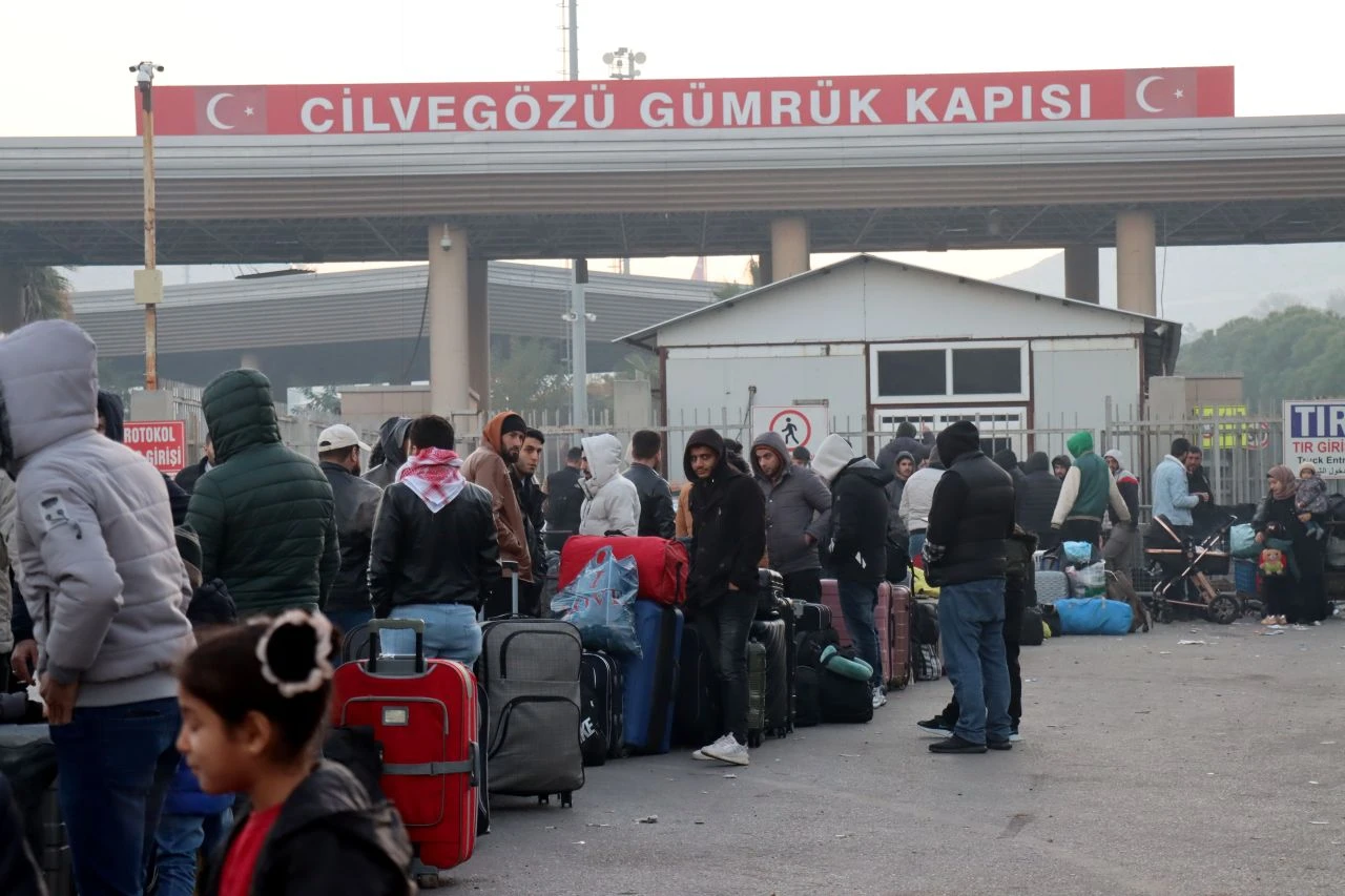 'Suriyeliler vergisiz adlıkları araçlarla dönüyorlar' iddiasına İletişim Başkanlığı'ndan açıklama - 2. Resim