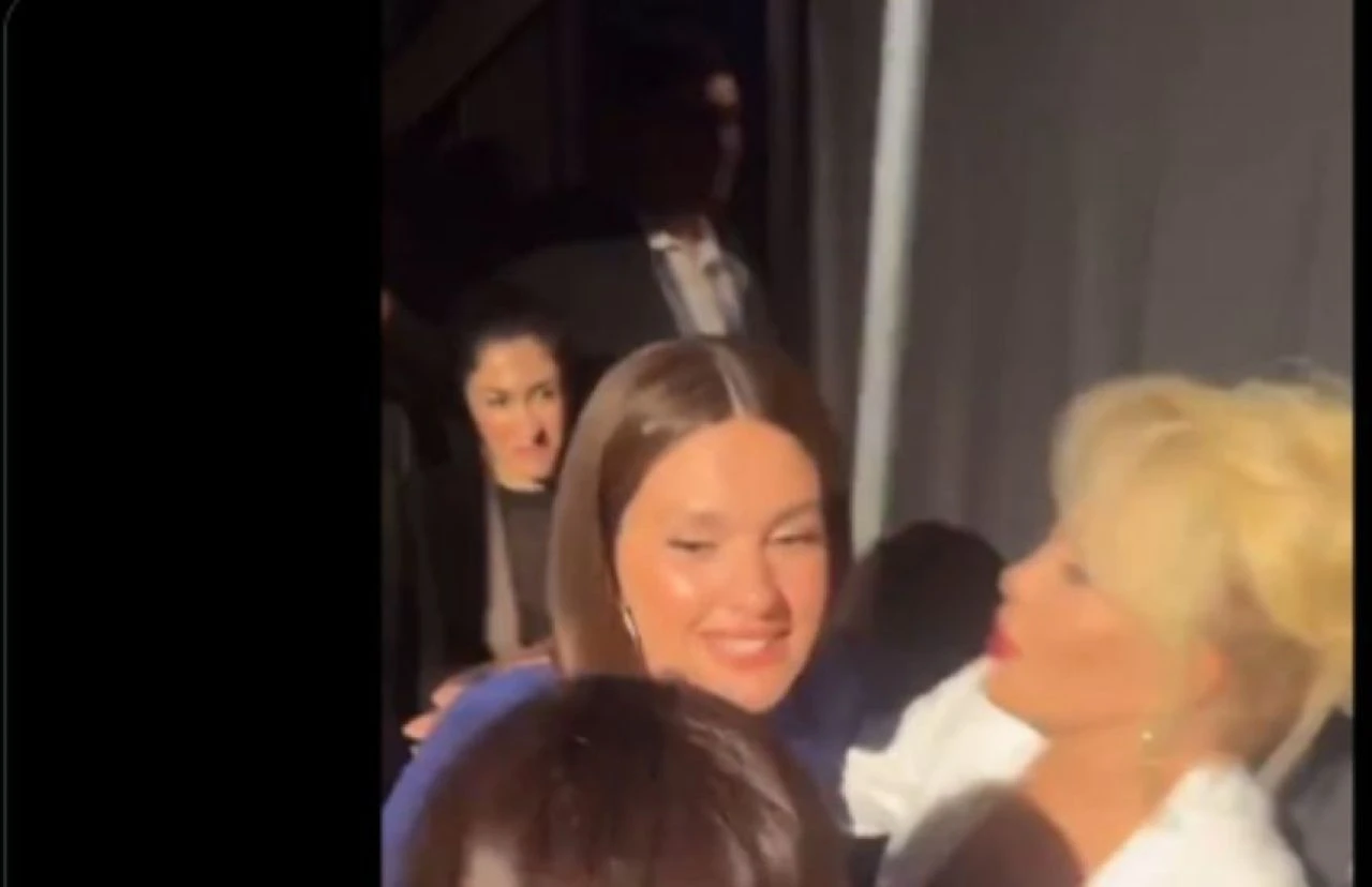 Bergüzar Korel Yeşilçam oyuncularını karşısında gördü çığlığı bastı! Türkan Şoray, Ediz Hun, Emel Sayın şaştı kaldı - 2. Resim