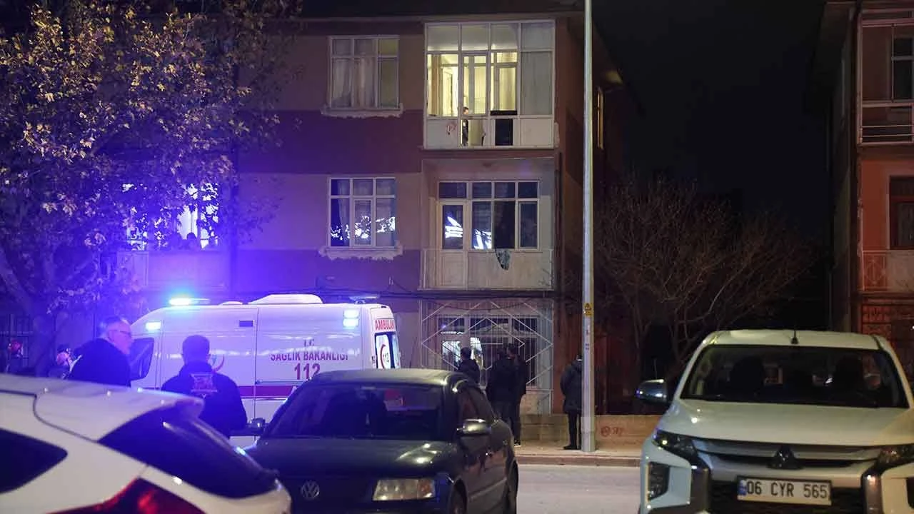 Bunalıma girdi, evinin camlarını kırıp sokağa fırlattı - 1. Resim