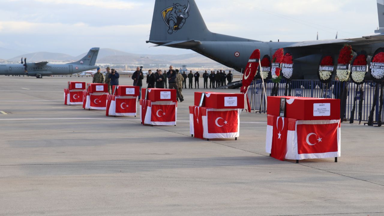 Isparta'da helikopter kazasında şehit olan askerlere veda! Cenazeleri memleketlerine uğurlandı