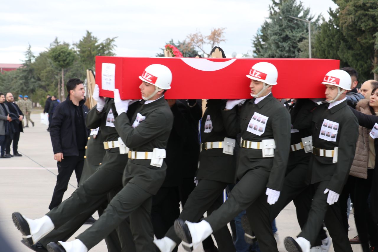 Isparta'da helikopter kazasında şehit olan askerlere veda! Cenazeleri memleketlerine uğurlandı - 3. Resim