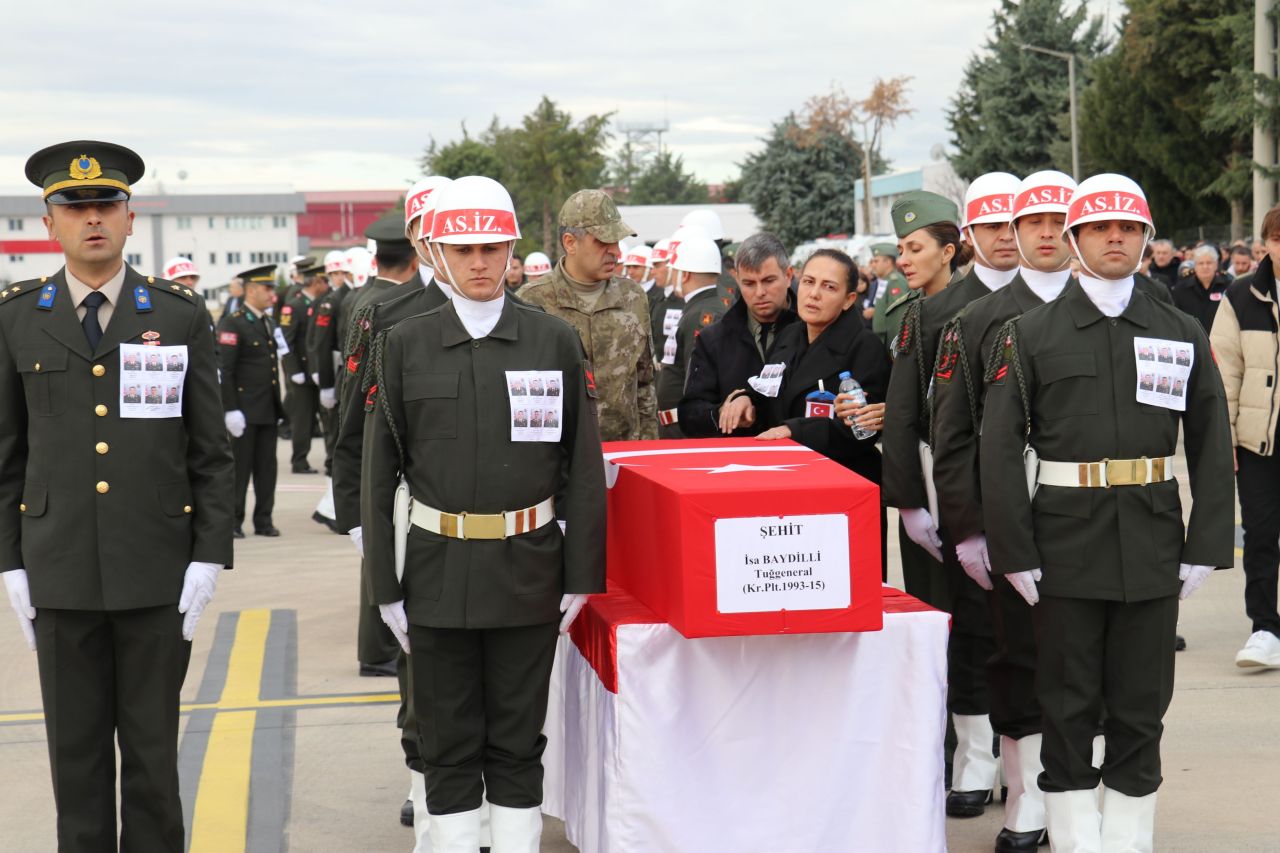 Isparta'da helikopter kazasında şehit olan askerlere veda! Cenazeleri memleketlerine uğurlandı - 1. Resim