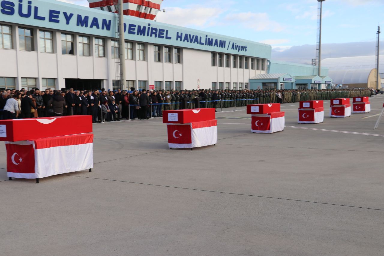 Isparta'da helikopter kazasında şehit olan askerlere veda! Cenazeleri memleketlerine uğurlandı - 2. Resim