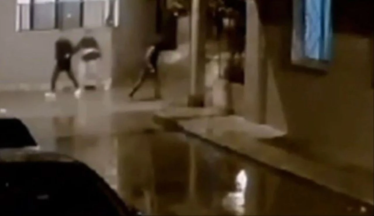 İzmir'de dehşet anları! Sarkıntılık iddiasıyla bıçakla saldırıp ağır yaraladılar