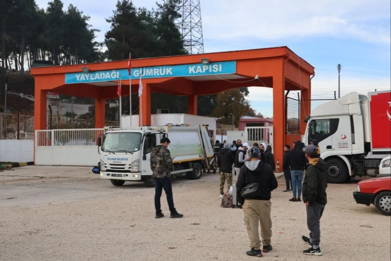 Suriyelilerin memleket hasreti son buluyor! Yayladağı Gümrük Kapısı’ndan geçişler başladı - 1. Resim