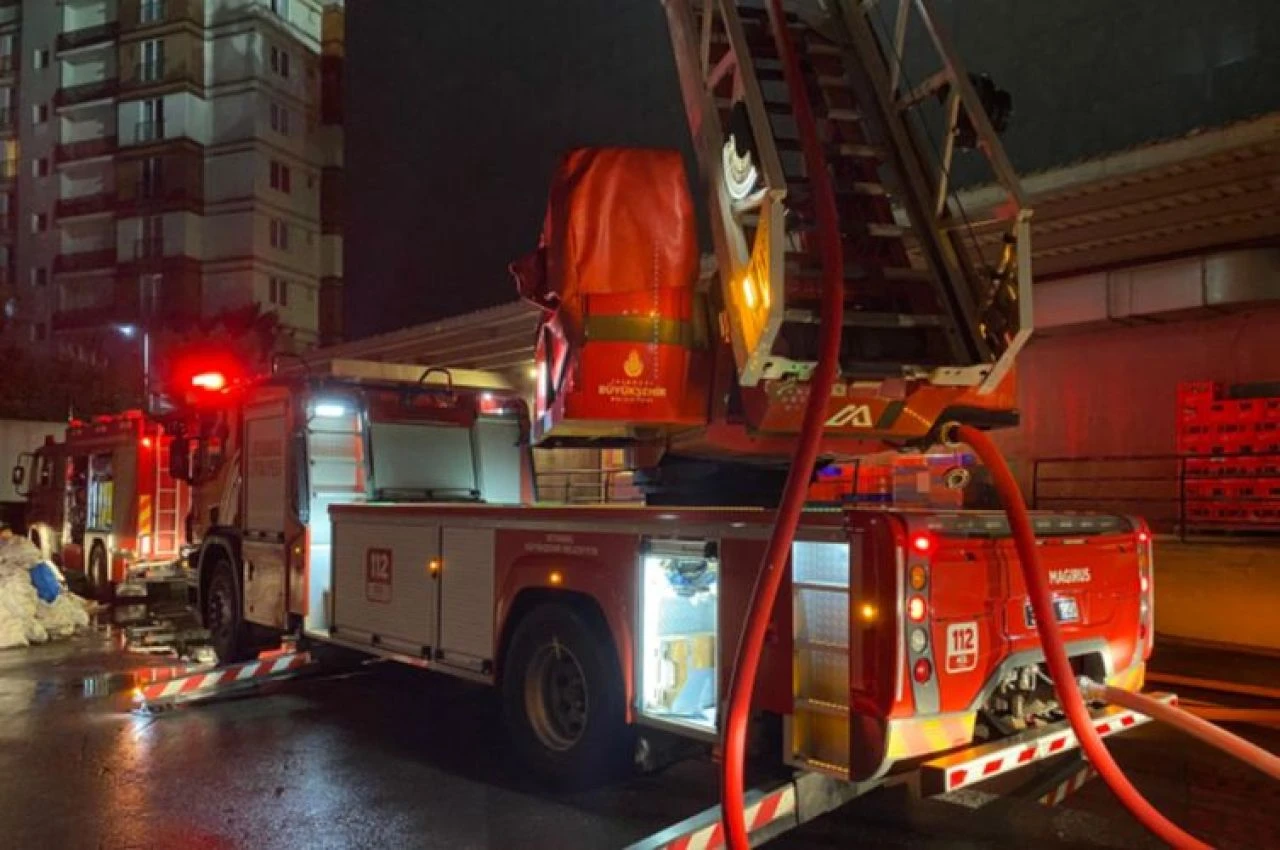 Ümraniye'de AVM yangını! Çatı alevler içinde kaldı