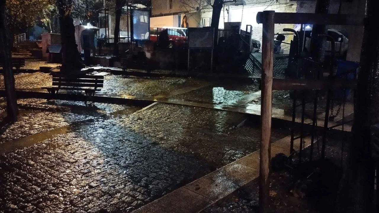 AKOM uyarmıştı: İstanbul'da sağanak gece saatlerinde de etkisini sürdürüyor - 1. Resim