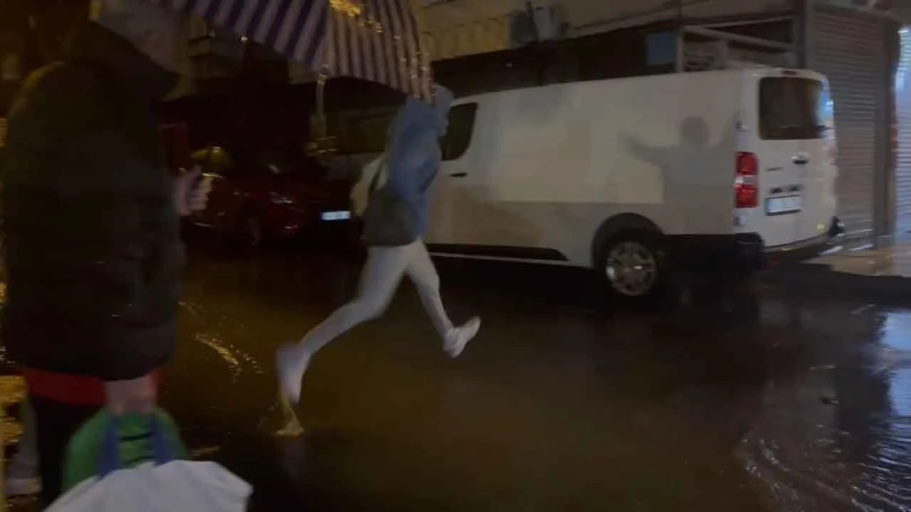 AKOM uyarmıştı: İstanbul'da sağanak gece saatlerinde de etkisini sürdürüyor - 2. Resim