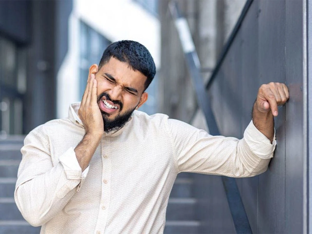 Diş apsesi neden olur ve nasıl geçer? Diş apsesine ne iyi gelir?