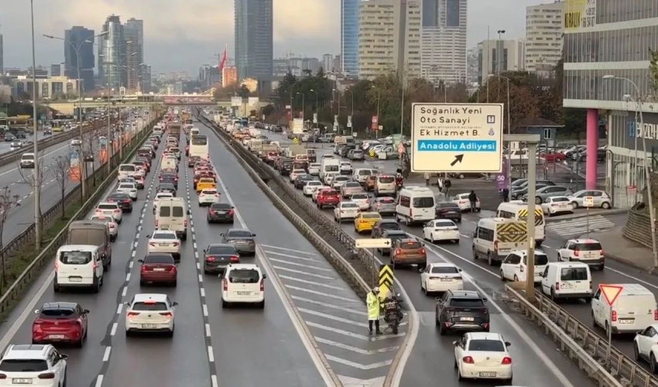 İstanbul'da yağmur trafiği felç etti! Yoğunluk yüzde 70'e ulaştı - 1. Resim