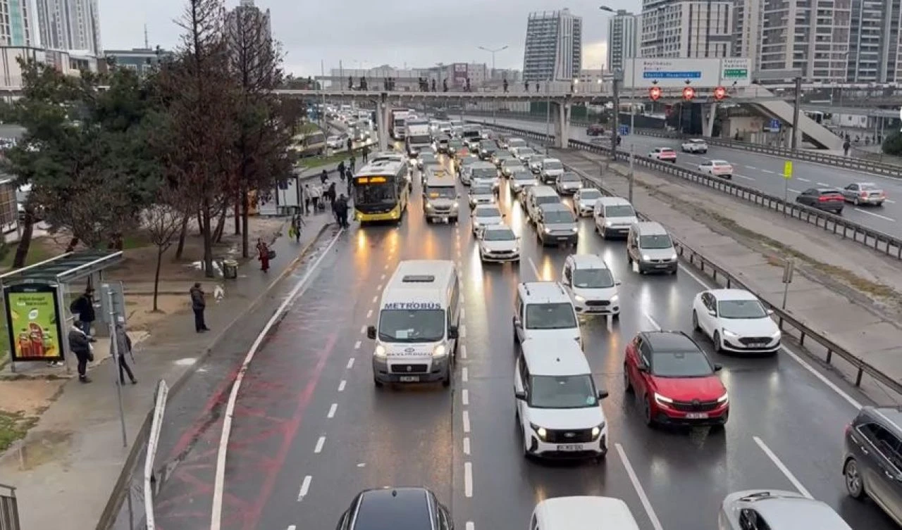 İstanbul'da yağmur trafiği felç etti! Yoğunluk yüzde 70'e ulaştı - 2. Resim