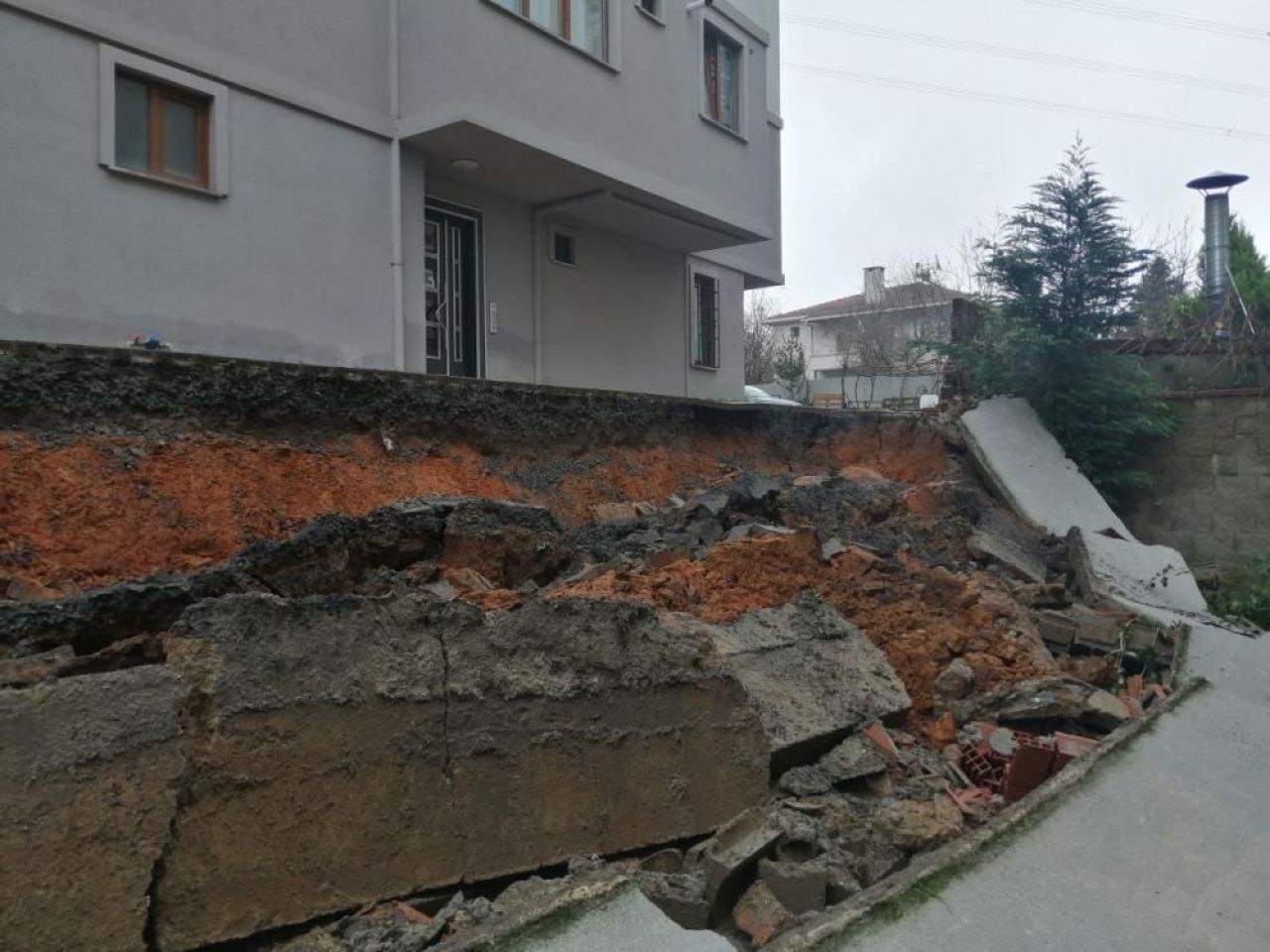 İstanbul'da yürekler ağza geldi! İstinat duvarı çöktü - 2. Resim