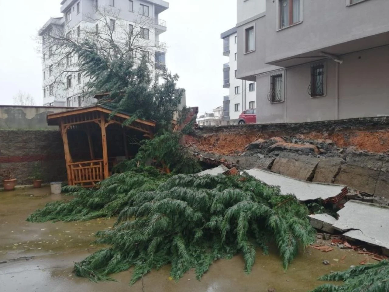 Istanbul'da yürekler agza geldi! Istinat duvari çöktü - 1. Resim