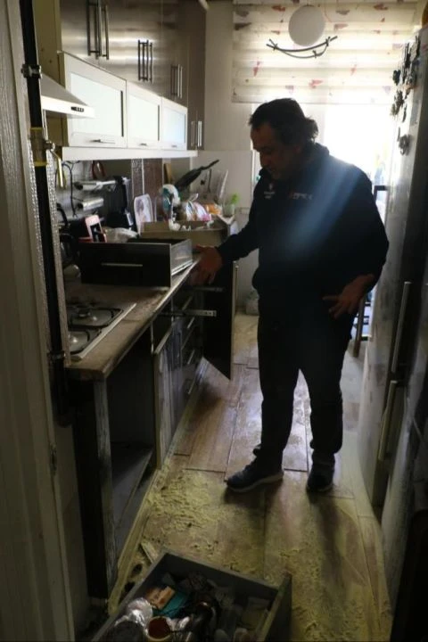 Ağacı budamak istedi, olan mahalleliye oldu! İşgüzarlığı başını yaktı - 3. Resim