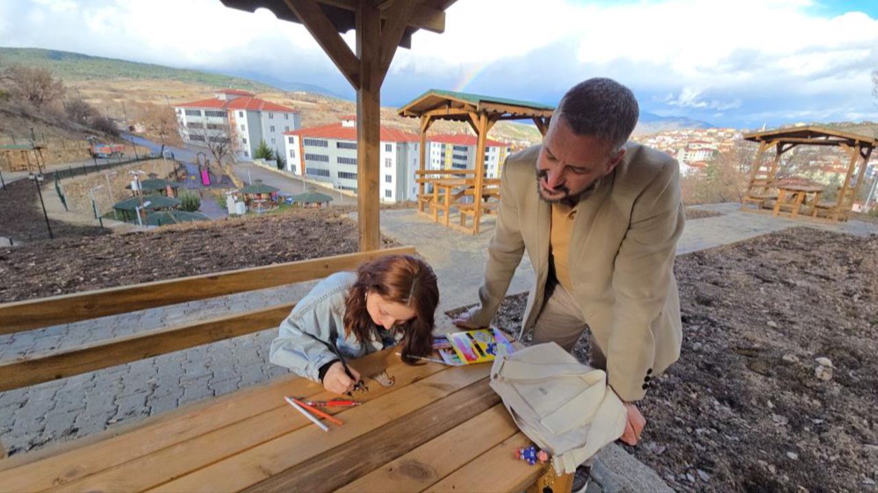 Belediye başkanından genç ressama ilginç çağrı! Parkta çizimlerini görünce öyle bir şey yaptı ki