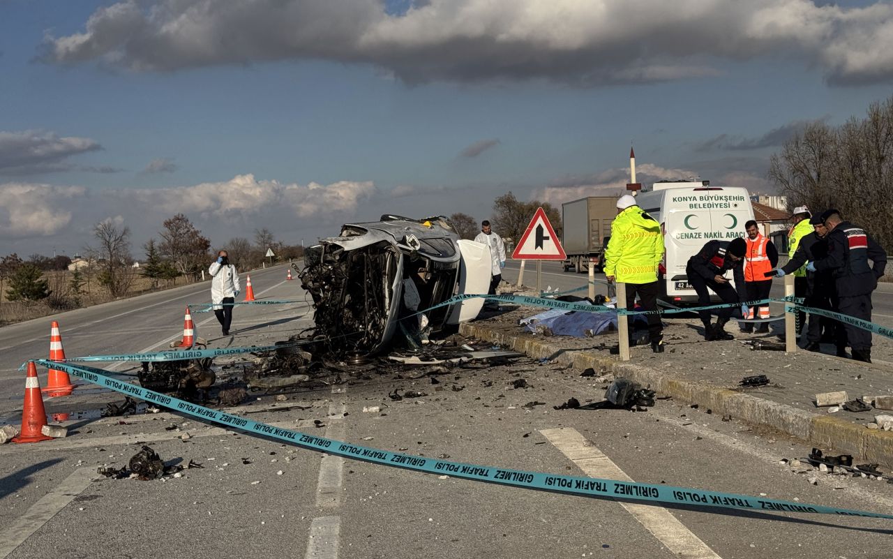 Konya'da kahreden kaza! Hurdaya dönen araçtan sağ çıkamadılar - 1. Resim