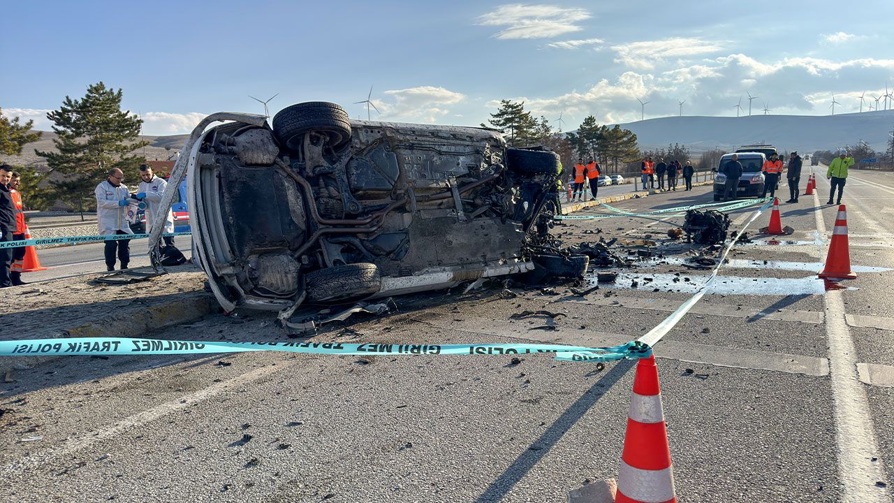 Konya'da kahreden kaza! Hurdaya dönen araçtan sağ çıkamadılar - 2. Resim