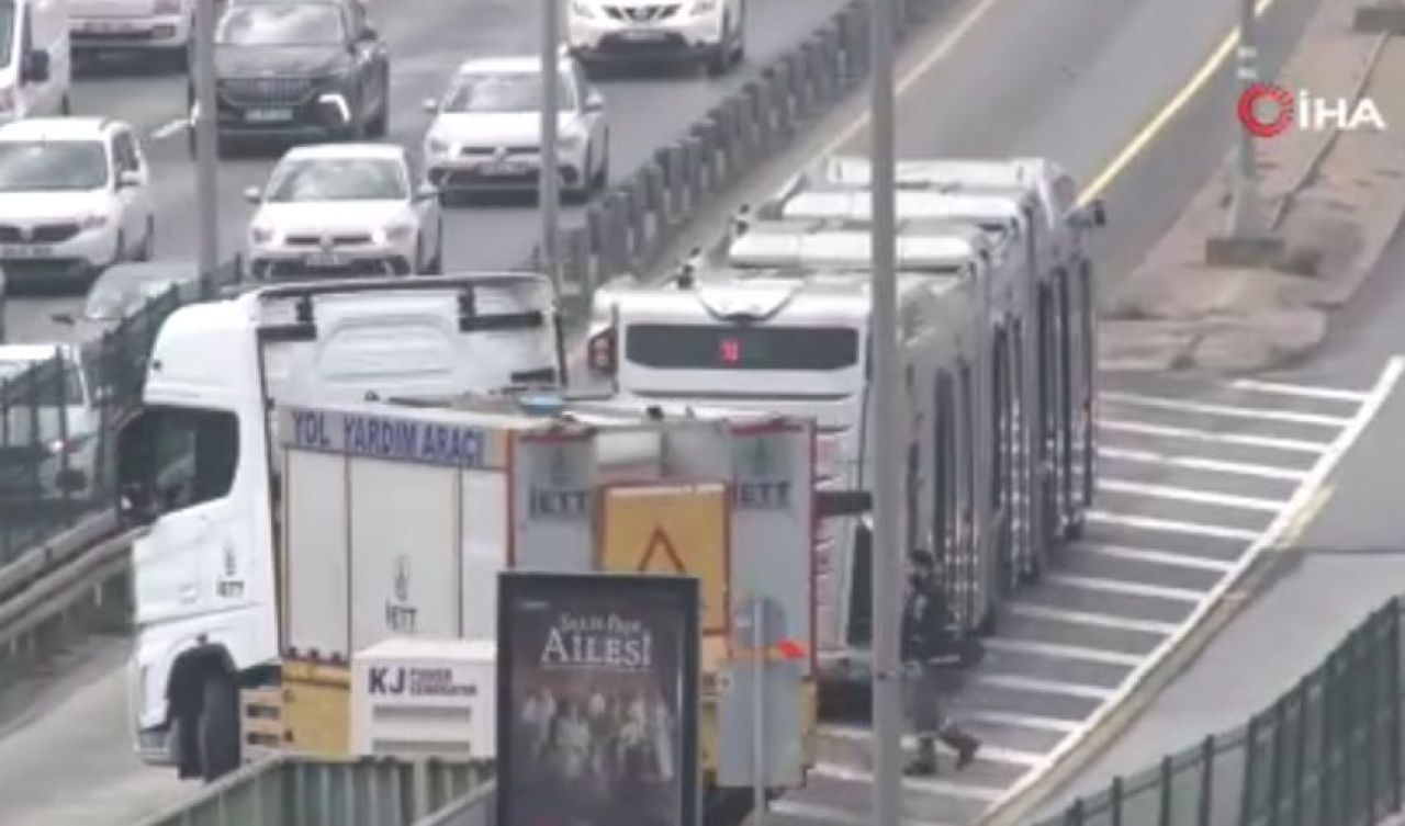 Metrobüste korku dolu anlar! Bir anda dumanlar yükseldi - 1. Resim