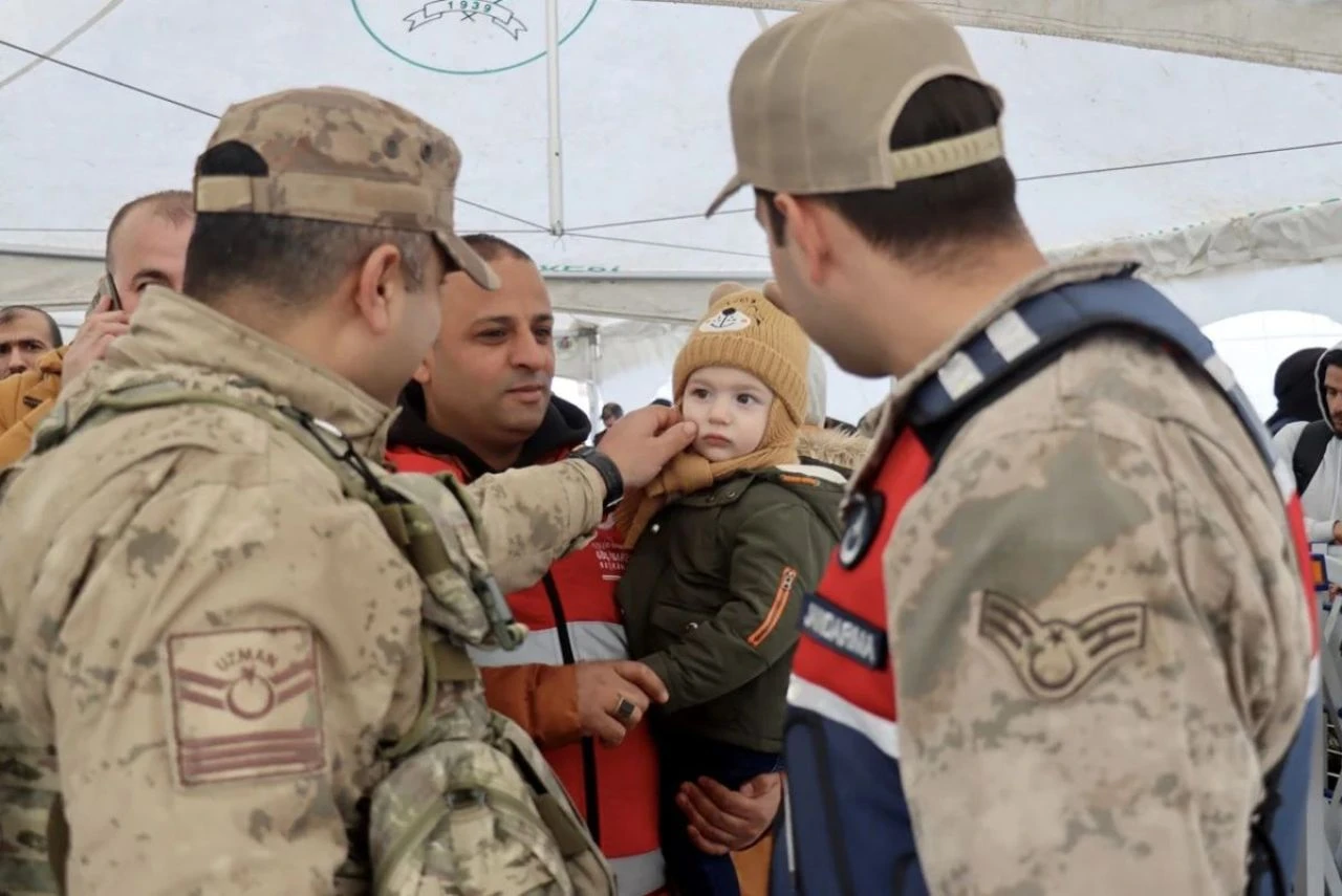 Sınır kapılarında yoğunluk! Suriyeliler akın akın dönüyor: 'Türkiye'ye can borcumuz var' - 3. Resim