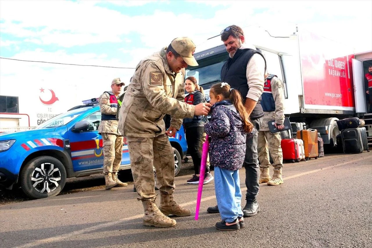 Sınır kapılarında yoğunluk! Suriyeliler akın akın dönüyor: 'Türkiye'ye can borcumuz var' - 4. Resim