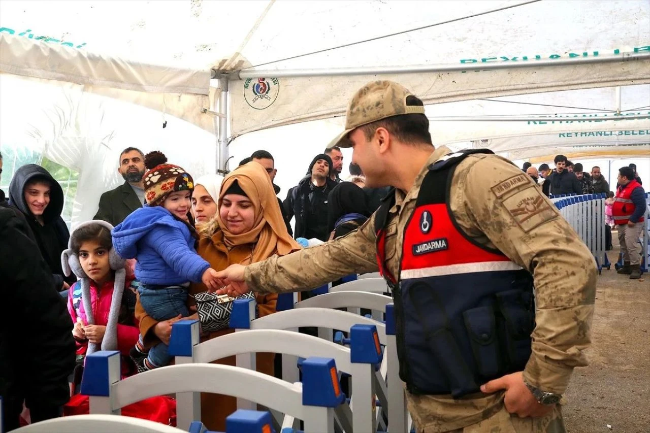 Sınır kapılarında yoğunluk! Suriyeliler akın akın dönüyor: 'Türkiye'ye can borcumuz var' - 2. Resim