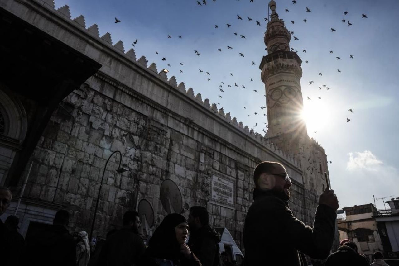 Suriye'de ilk özgür cuma namazı! Halk Şam'daki Emevi Camii'ye akın etti - 1. Resim