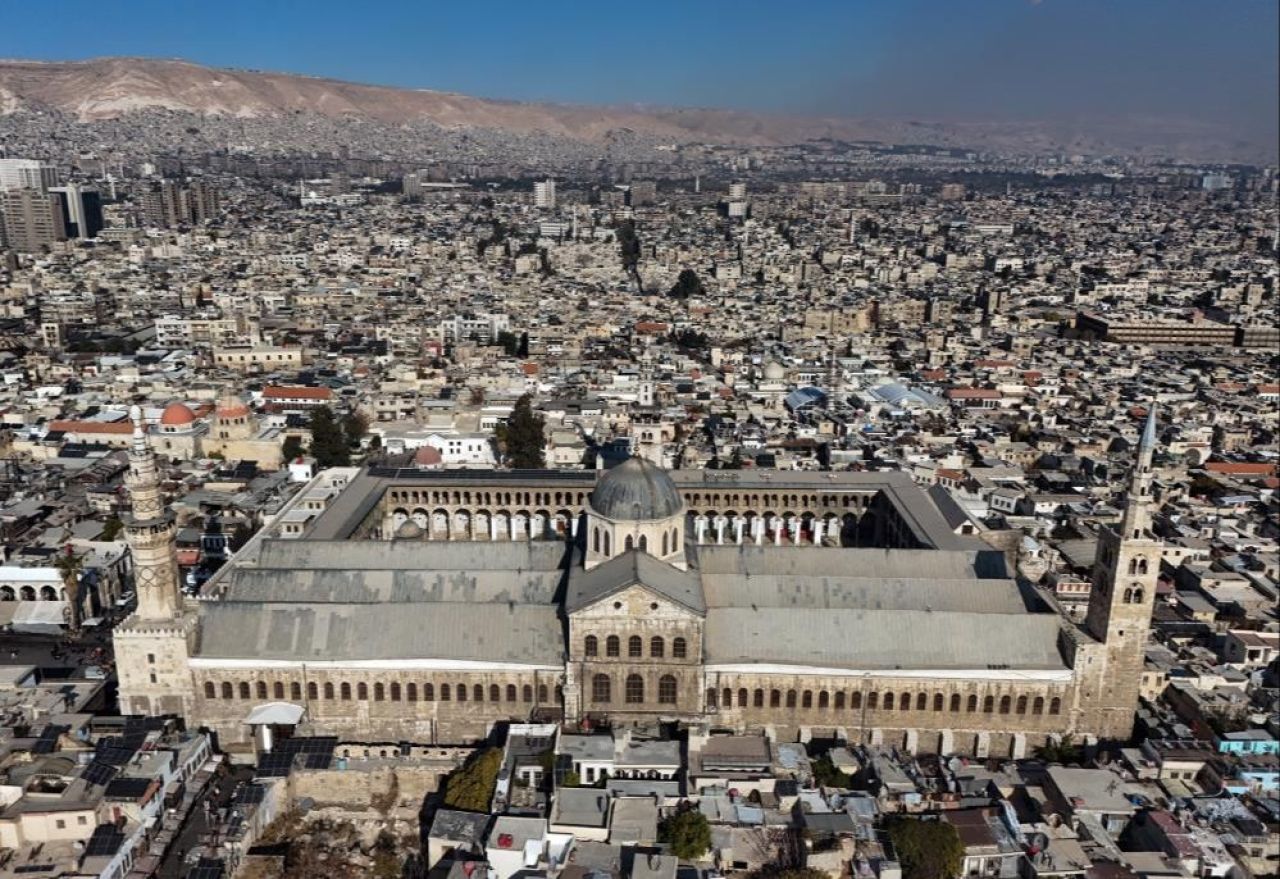 Suriye'de ilk özgür cuma namazı! Halk Şam'daki Emevi Camii'ye akın etti - 2. Resim