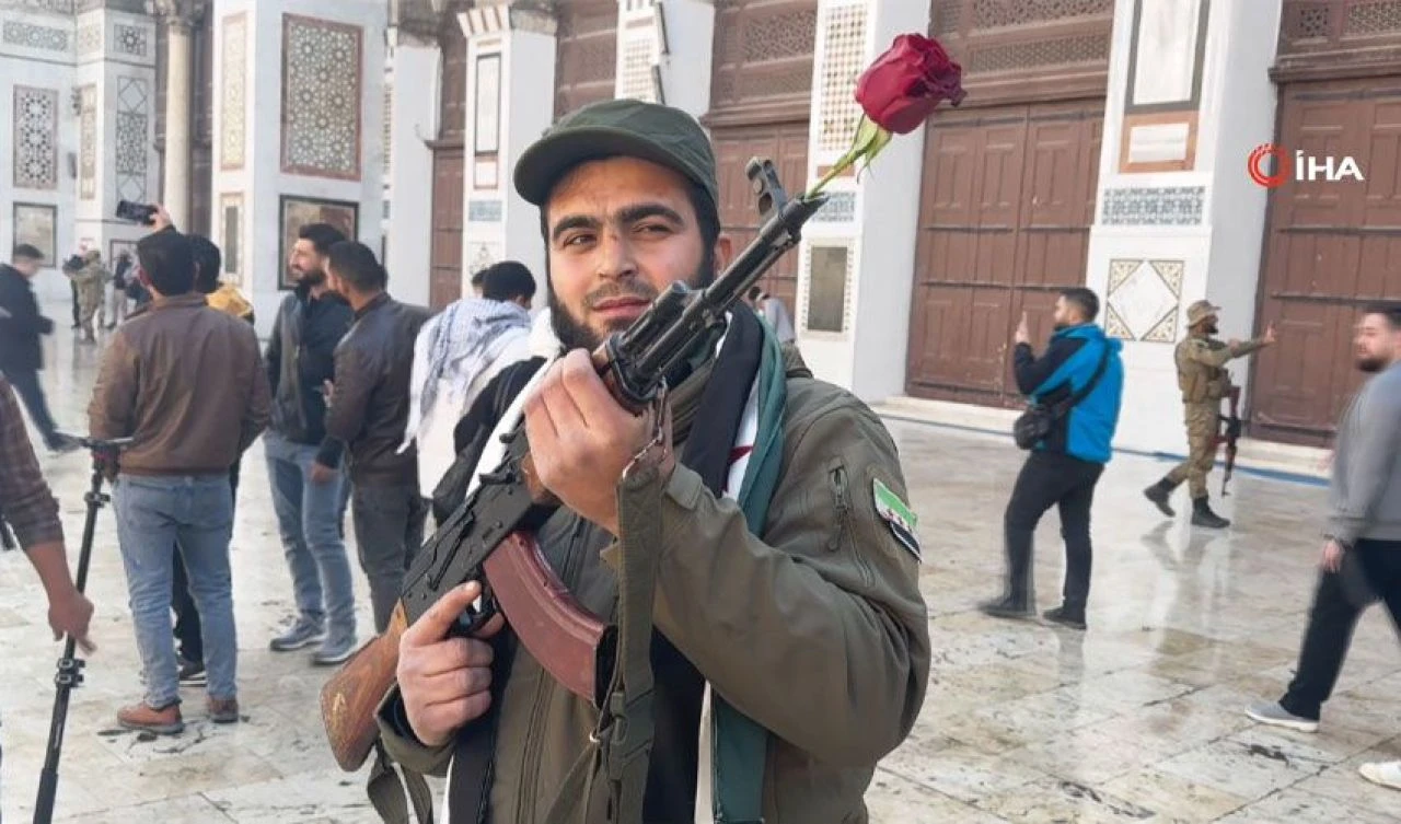 Suriye'de ilk özgür cuma namazı! Halk Şam'daki Emevi Camii'ye akın etti - 3. Resim
