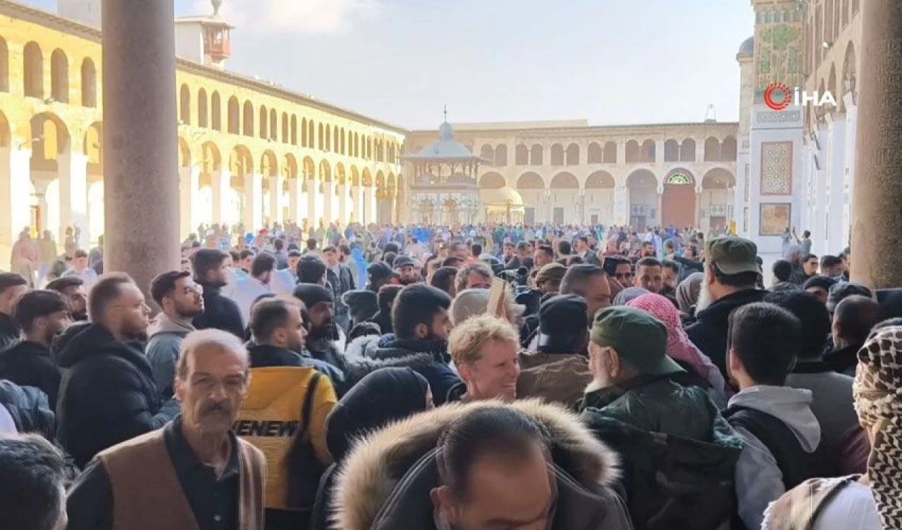 Suriye'de ilk özgür cuma namazı! Halk Şam'daki Emevi Camii'ye akın etti - 3. Resim